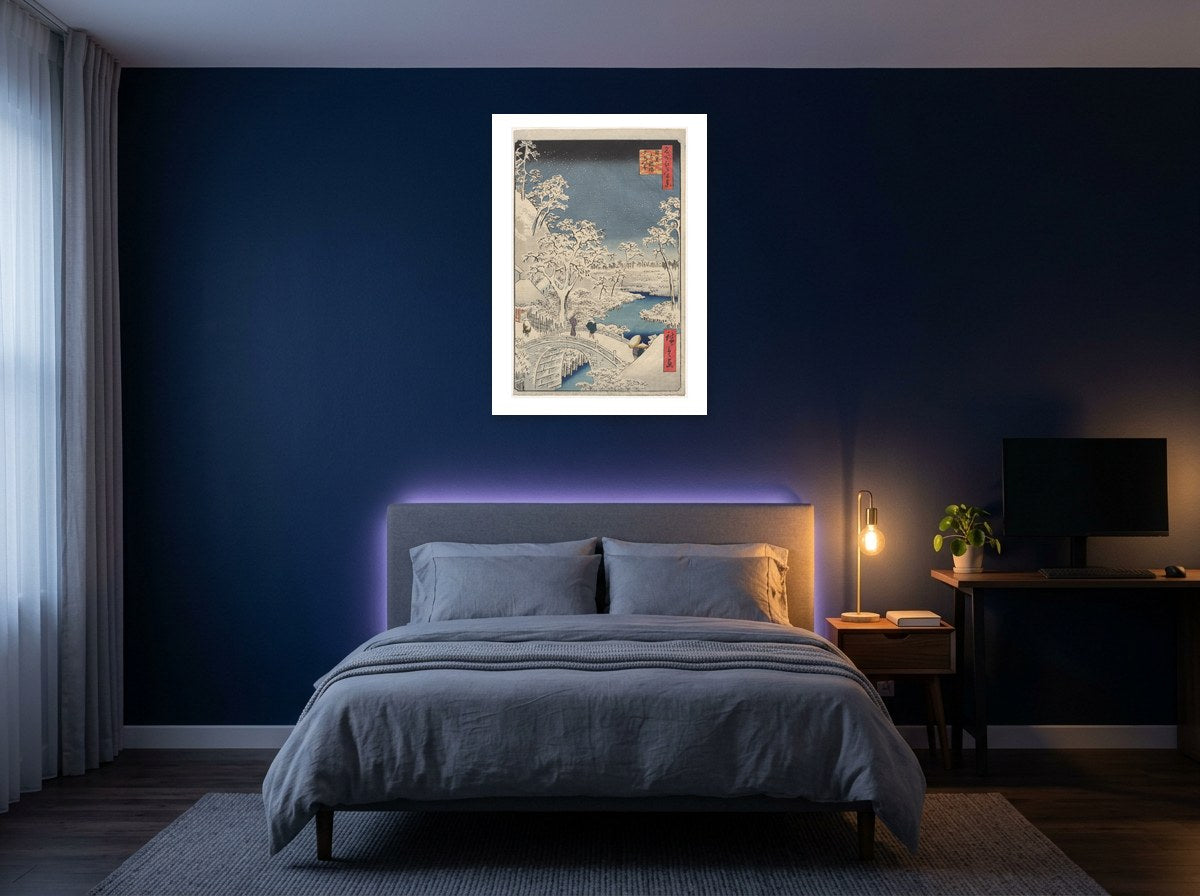 Mise en situation : affiche Le Pont-tambour de Meguro au mur bleu nuit d'une chambre, au-dessus d'un lit au linge gris-bleu
