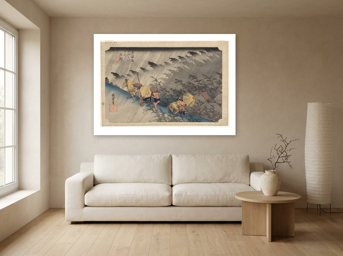 Mise en situation : affiche Shōno, l'averse au mur beige d'un salon clair, au-dessus d'un canapé en lin écru