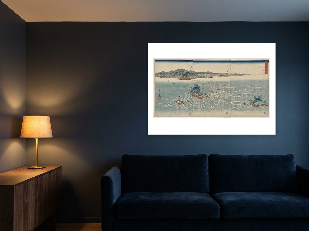 Mise en situation : affiche Les Tourbillons d'Awa au mur bleu nuit d'un salon, au-dessus d'un canapé en velours bleu marine