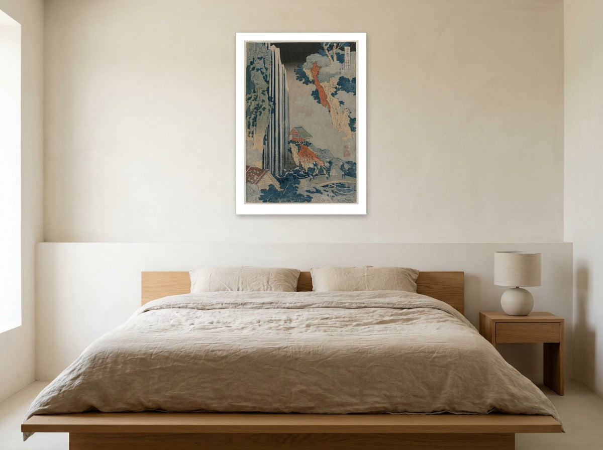 Mise en situation : affiche Cascade d'Ono sur le Kisokaidō au mur crème d'une chambre, au-dessus d'un lit bas en bois clair