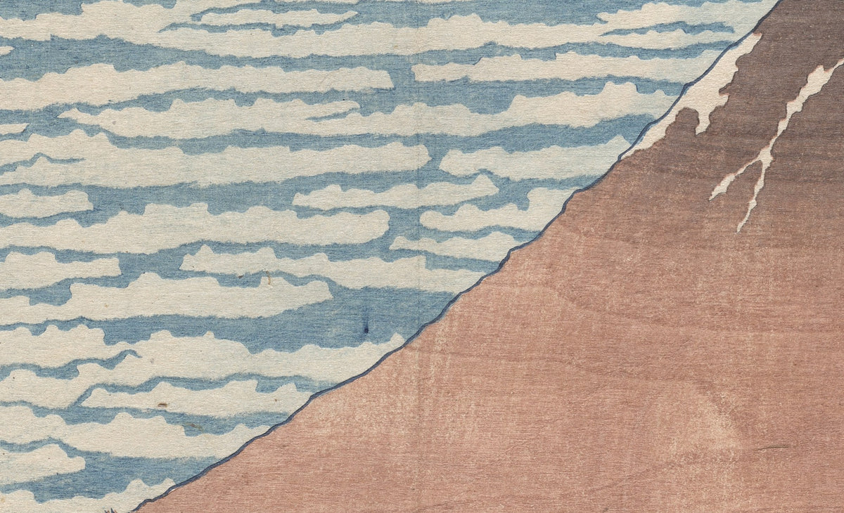 Détail du Fuji rouge (Hokusai) : rangées de nuages blancs sur ciel bleu et pente rouge où l'on devine le veinage du bois