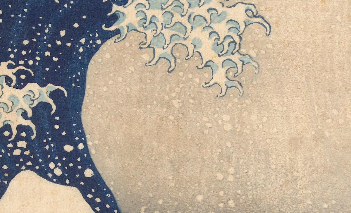 Détail de La Grande Vague de Kanagawa (Hokusai) : crête d'écume en griffes et embruns blancs sur le ciel beige
