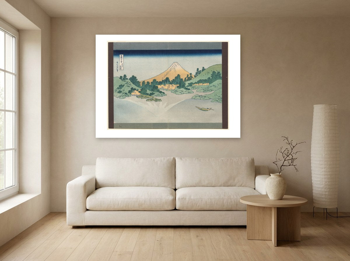 Mise en situation : affiche Reflet du mont Fuji dans le lac Kawaguchi au mur beige d'un salon, au-dessus d'un canapé en lin