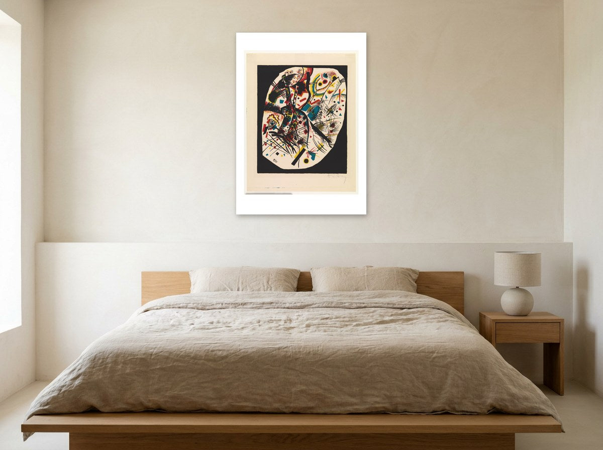 Mise en situation : affiche Petits Mondes III au mur crème d'une chambre, au-dessus d'un lit bas au linge de lin beige