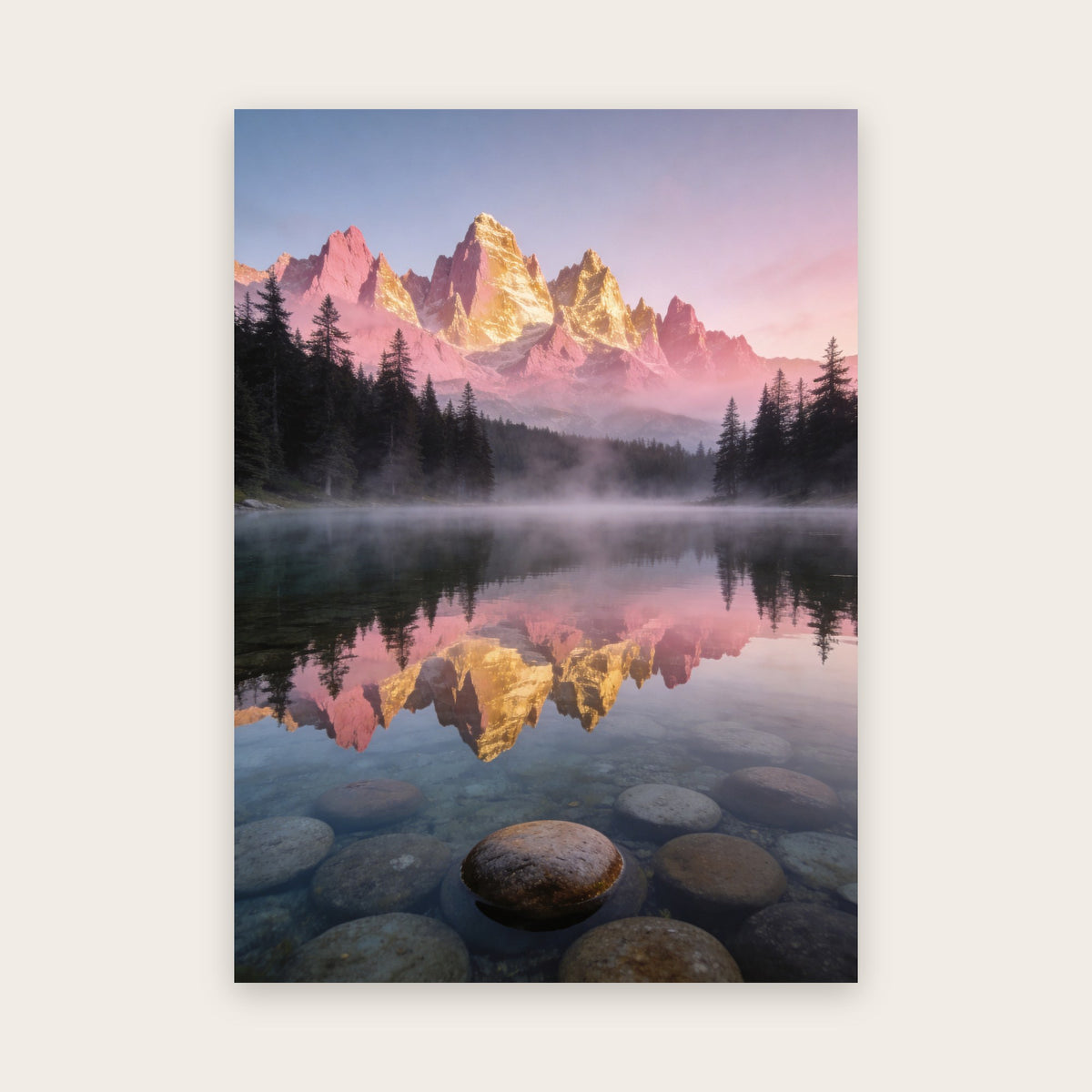 Affiche nature au rendu photo : sommets roses et dorés à l’aube reflétés dans un lac immobile, brume, sapins, galets sous l’eau claire
