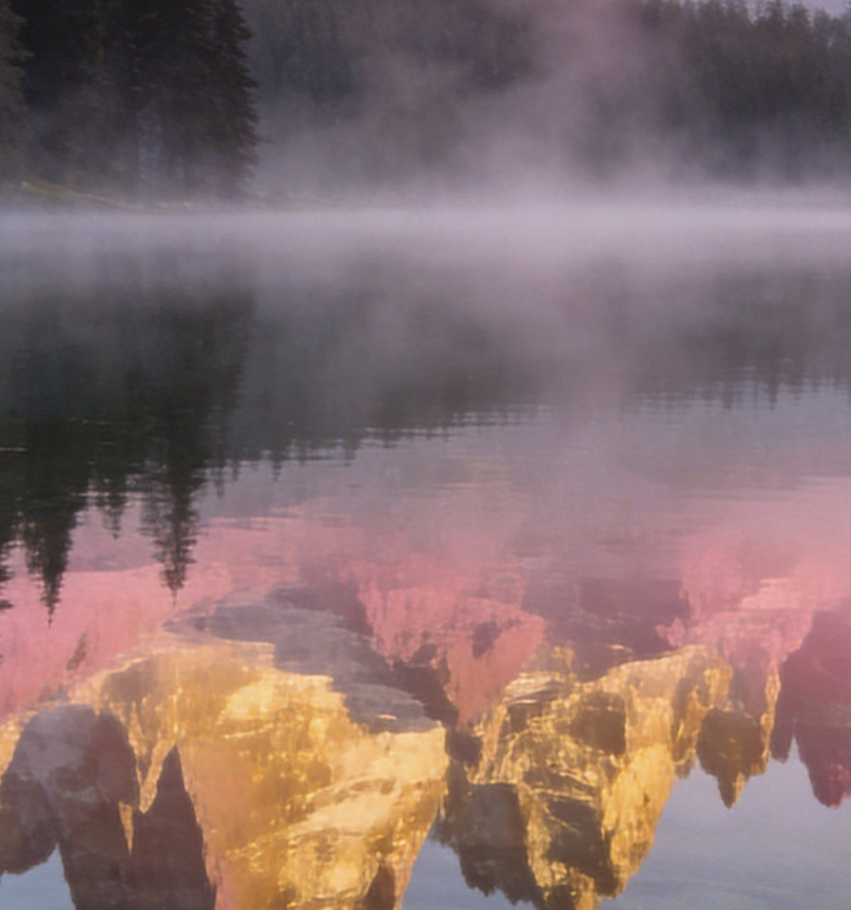 Détail de « Lac miroir à l’aube » : le reflet des sommets dans l’eau