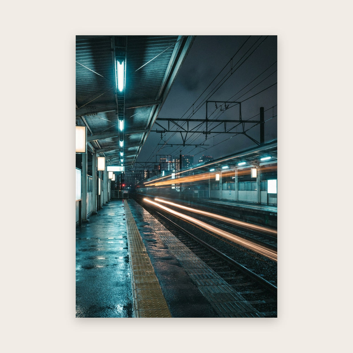 Tableau Tokyo la nuit : quai de gare mouillé sous des néons, train flou en traînées ambrées, tours éclairées au loin