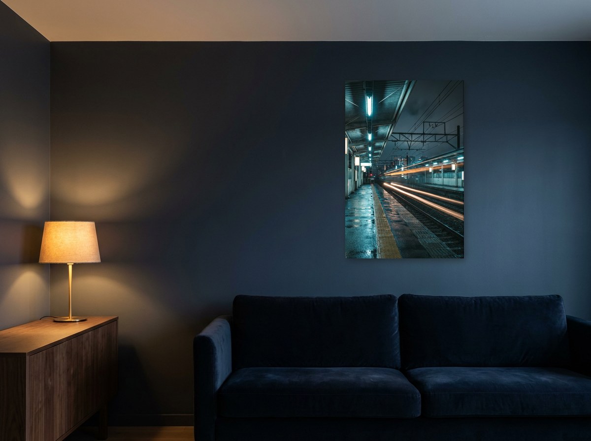 Œuvre Last Train accrochée au mur d'un intérieur, quai de gare nocturne aux tons bleu sarcelle et ambre