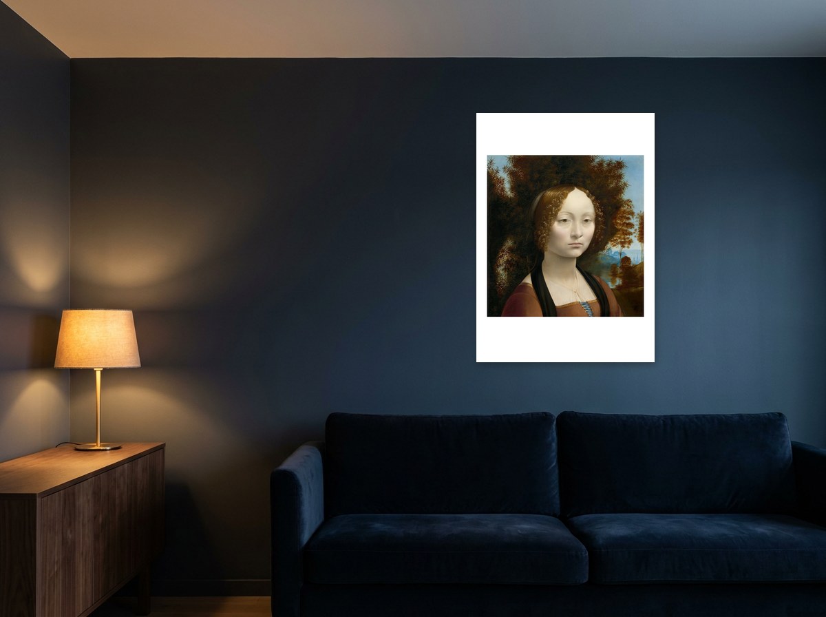 Mise en situation : affiche Portrait de Ginevra de' Benci au mur bleu nuit d'un salon, au-dessus d'un canapé en velours