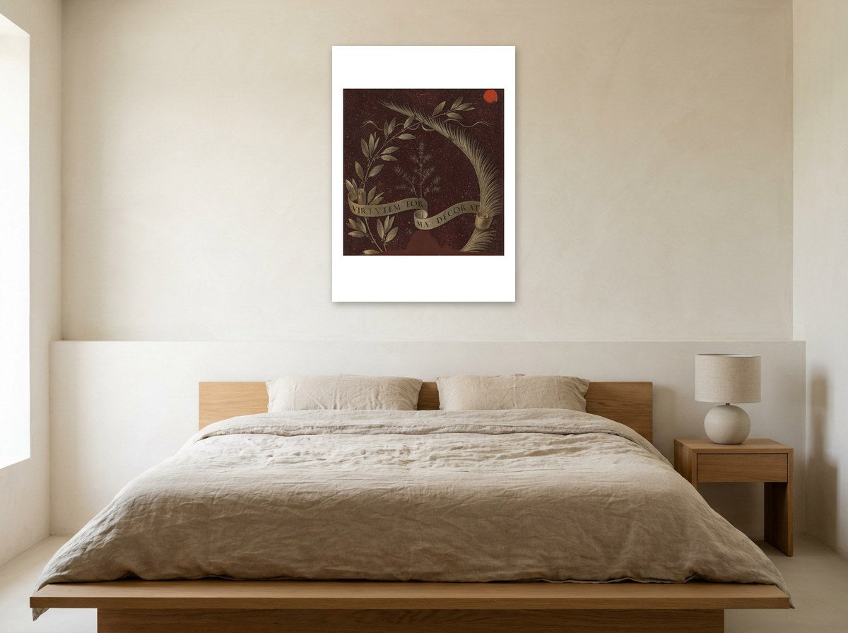 Mise en situation : affiche Couronne de laurier, de palme et de genévrier au mur crème d'une chambre, au-dessus du lit