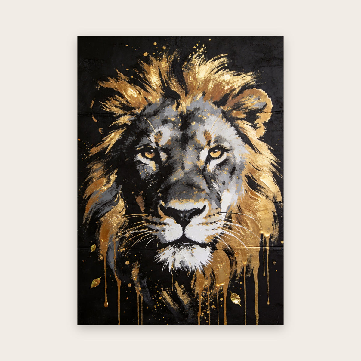 Affiche street art : tête de lion de face peinte au pochoir en noir, gris et blanc, crinière et coulures dorées sur un mur noir