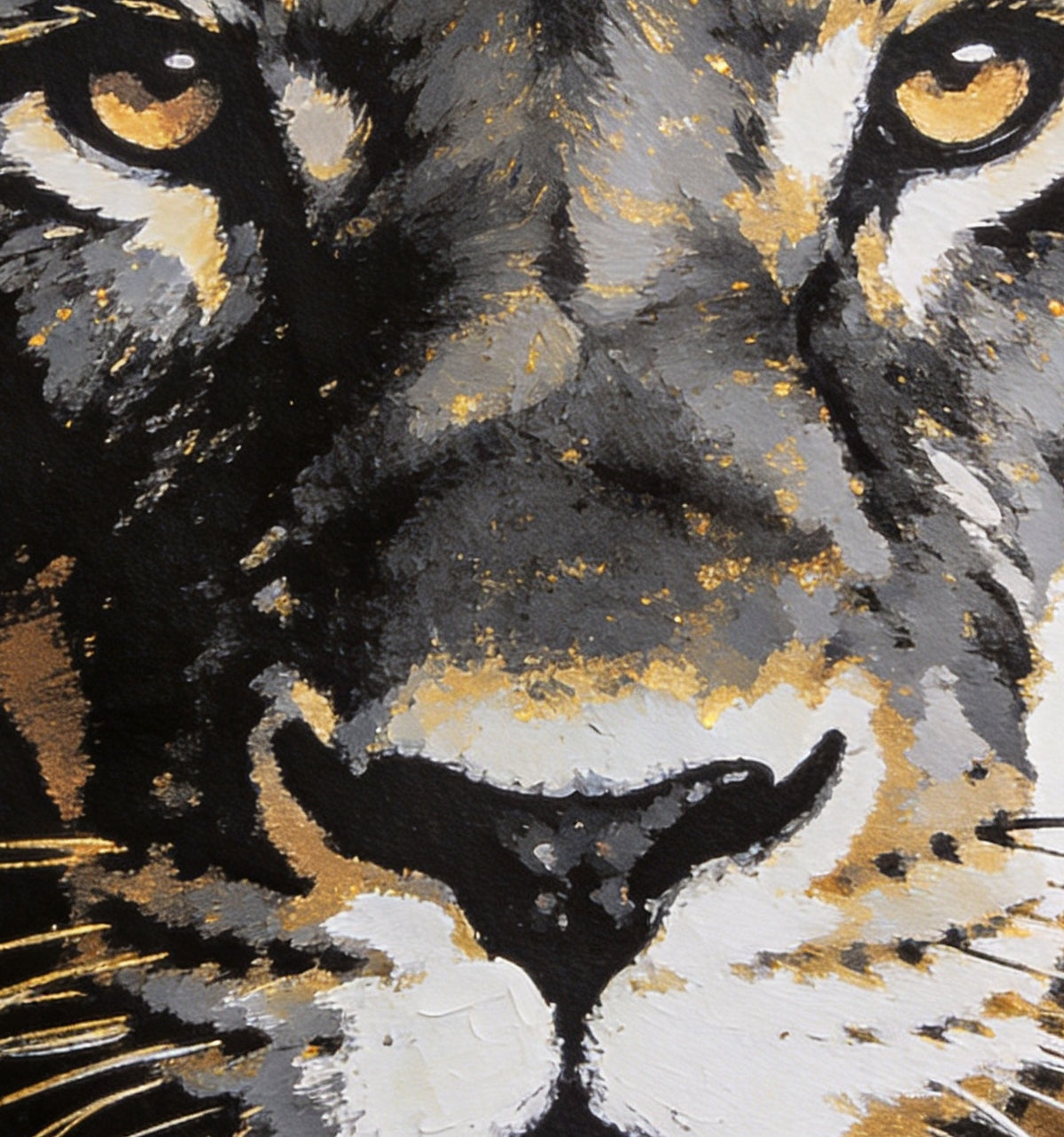Détail : yeux ambrés et museau blanc du lion, paillettes dorées sur le pelage gris