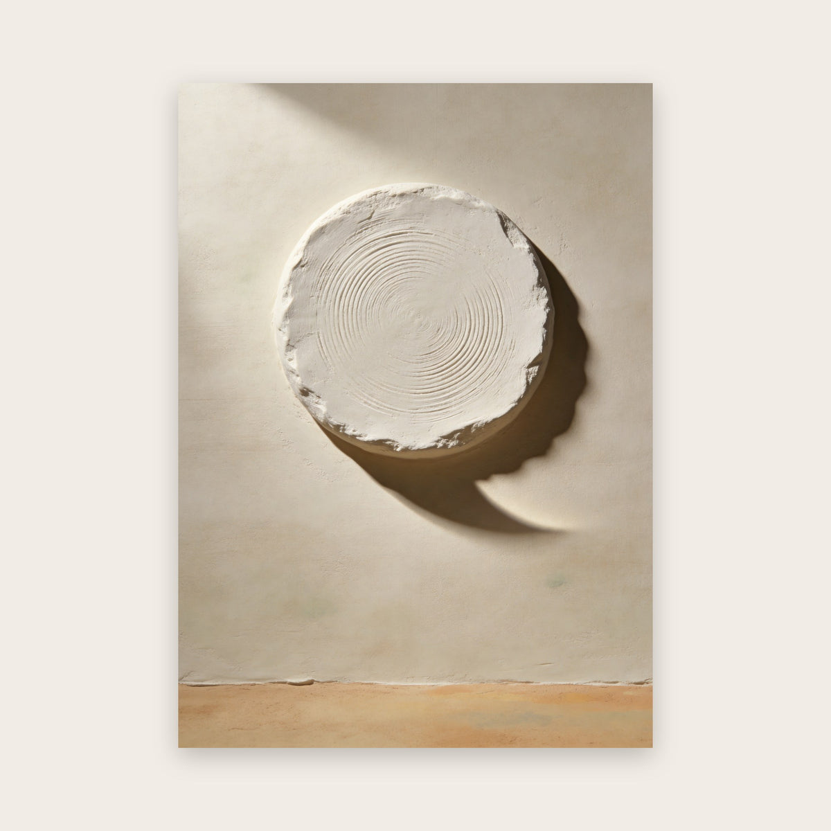 Affiche wabi-sabi : disque de plâtre blanc aux sillons concentriques en relief sur fond ivoire, ombre en croissant