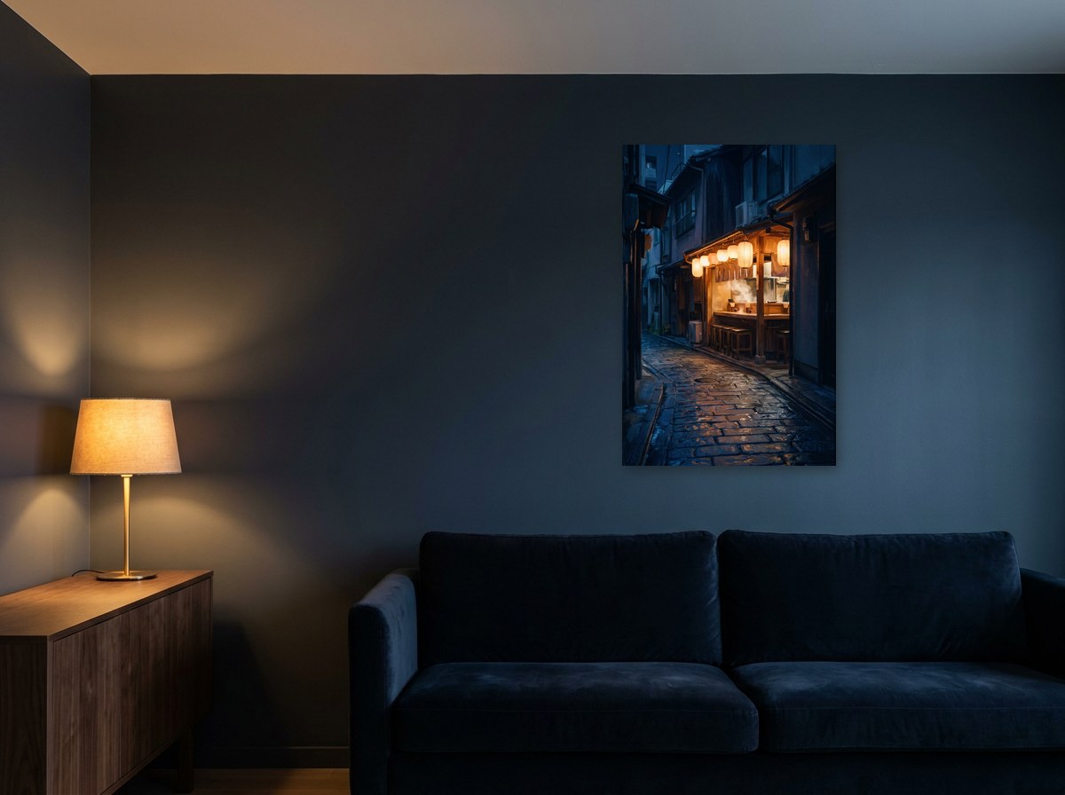 Tableau Midnight Ramen accroché au mur d'un intérieur : ruelle de Tokyo la nuit, comptoir de ramen sous des lanternes ambrées