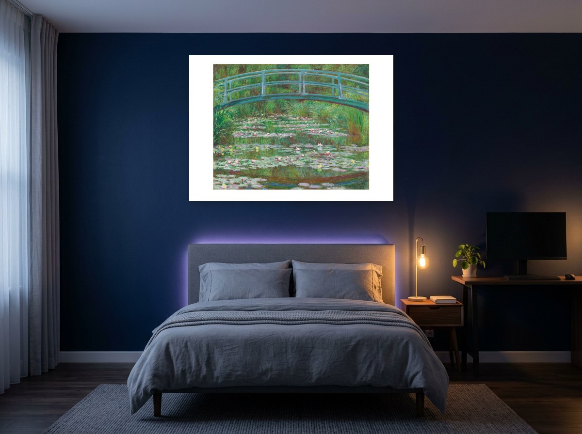 Mise en situation : affiche Le Bassin aux nymphéas au mur bleu nuit d'une chambre, au-dessus d'un lit au linge gris-bleu