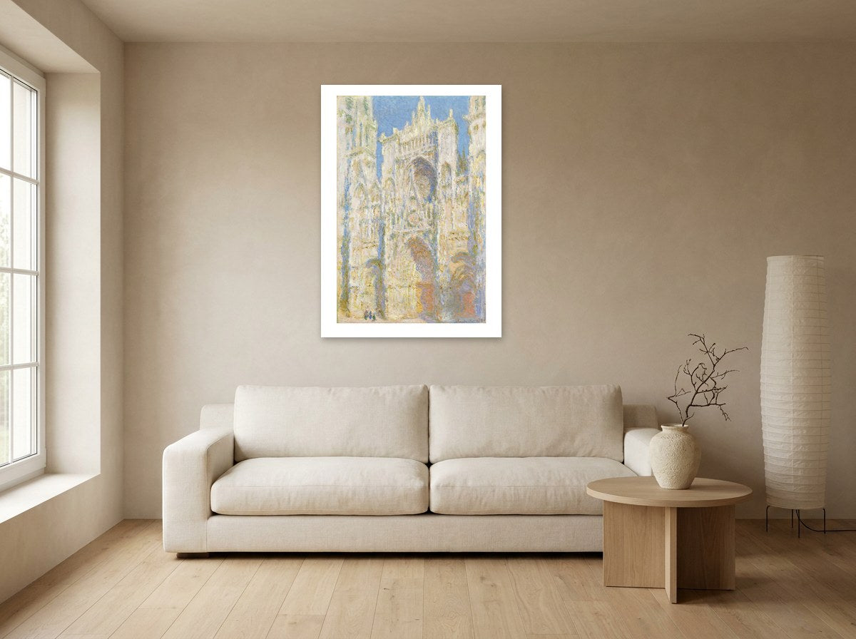 Mise en situation : affiche La Cathédrale de Rouen, le portail, soleil au mur beige d'un salon, au-dessus d'un canapé en lin