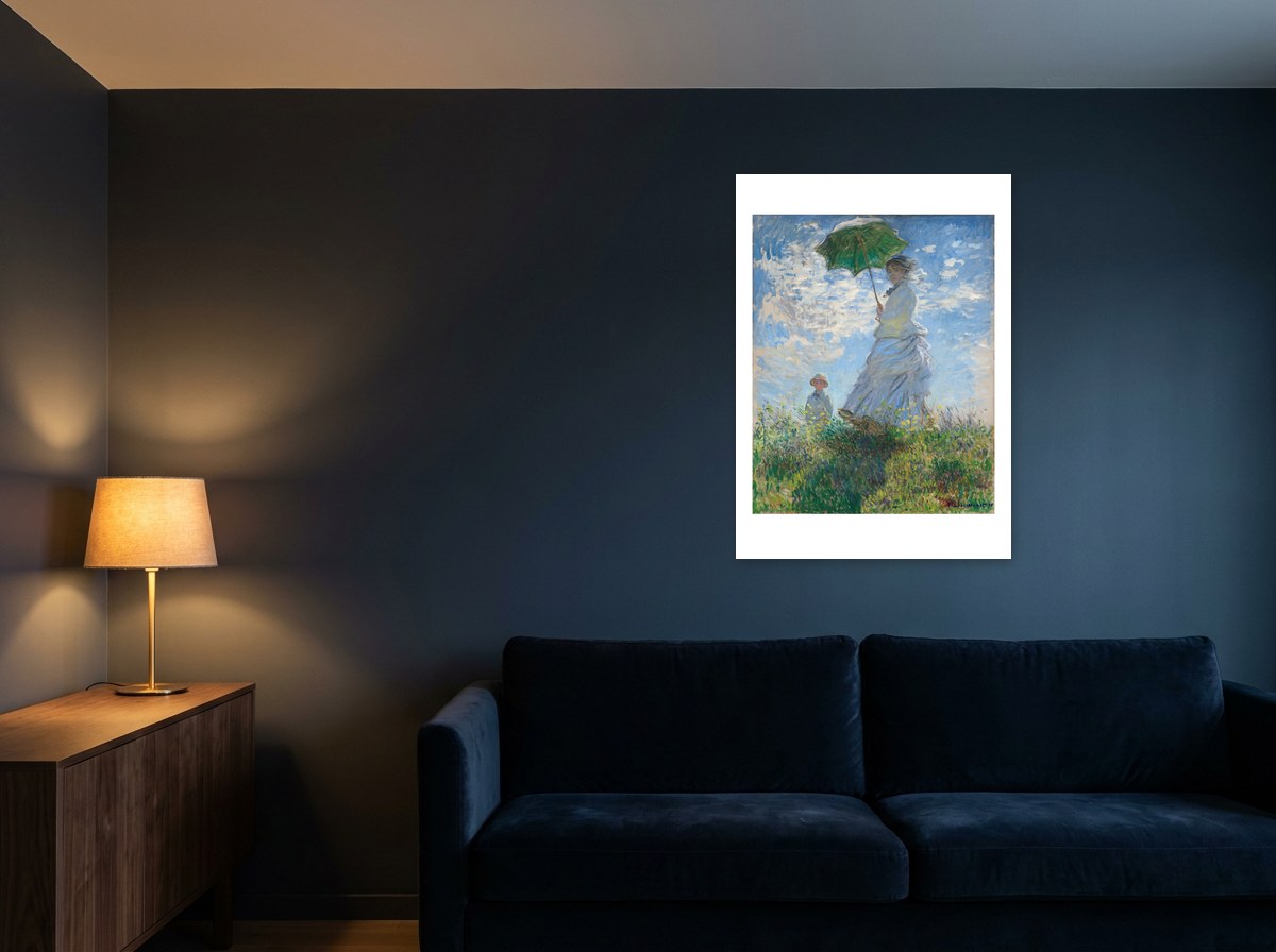 Mise en situation : affiche La Femme à l'ombrelle au mur bleu nuit d'un salon, au-dessus d'un canapé en velours bleu marine