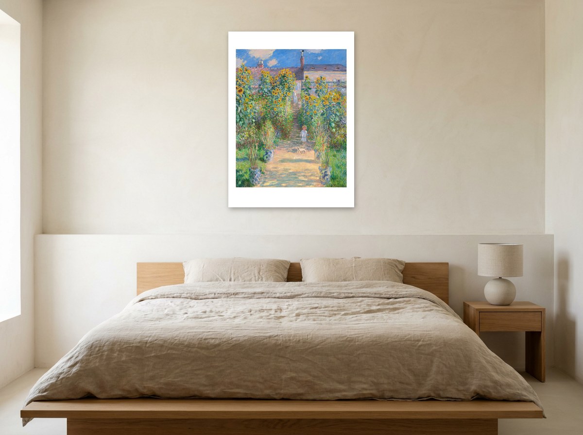 Mise en situation : affiche Le Jardin de Monet à Vétheuil au mur crème d'une chambre, au-dessus d'un lit en bois clair