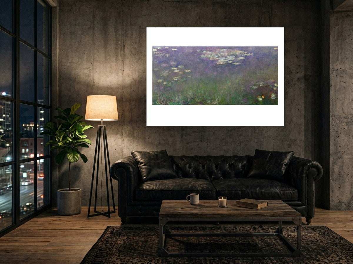 Mise en situation : affiche Nymphéas (L'Agapanthe) au mur de béton d'un loft, au-dessus d'un canapé Chesterfield en cuir noir