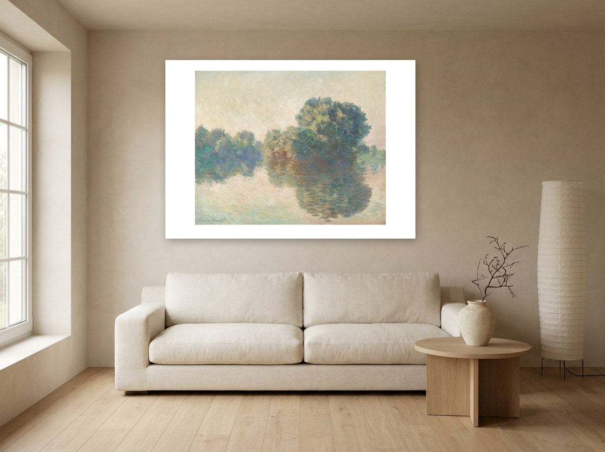 Mise en situation : affiche La Seine à Giverny au mur beige d'un salon, au-dessus d'un canapé en lin écru