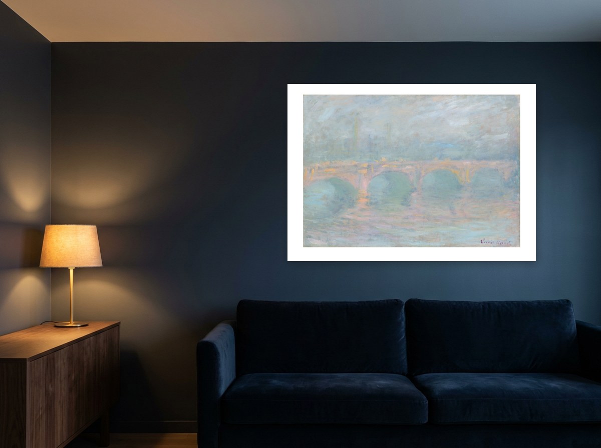 Mise en situation : affiche Waterloo Bridge, effet rose au mur bleu nuit d'un salon, au-dessus d'un canapé de velours bleu