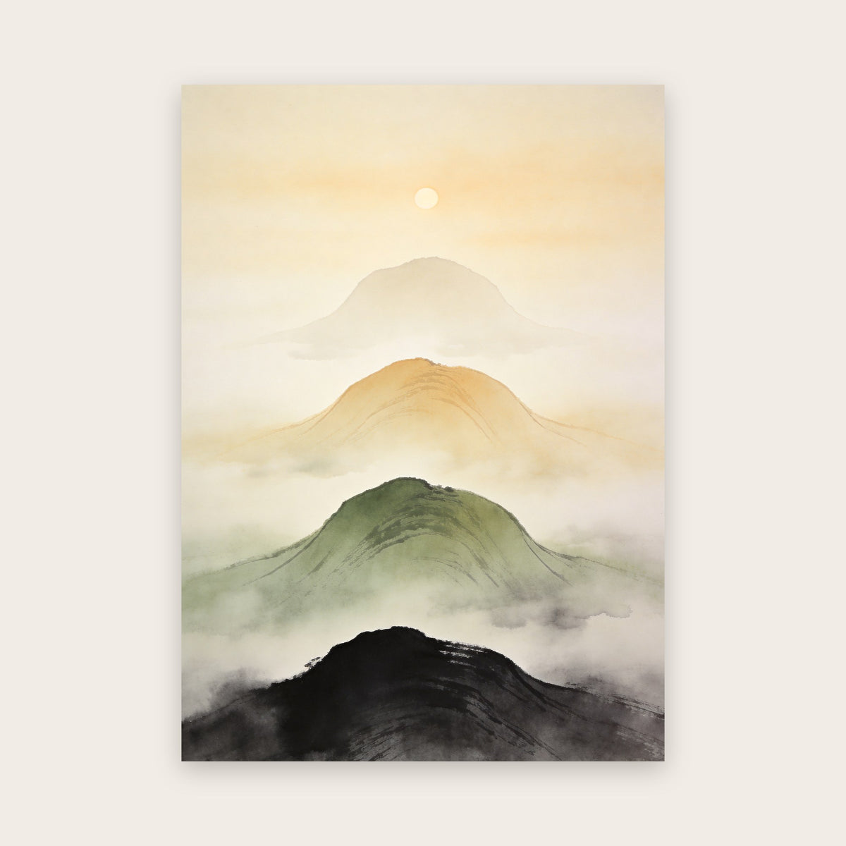 Affiche japandi : quatre monts arrondis dans la brume, noir d’encre, vert sauge, ocre et gris pâle, sous un petit soleil blanc