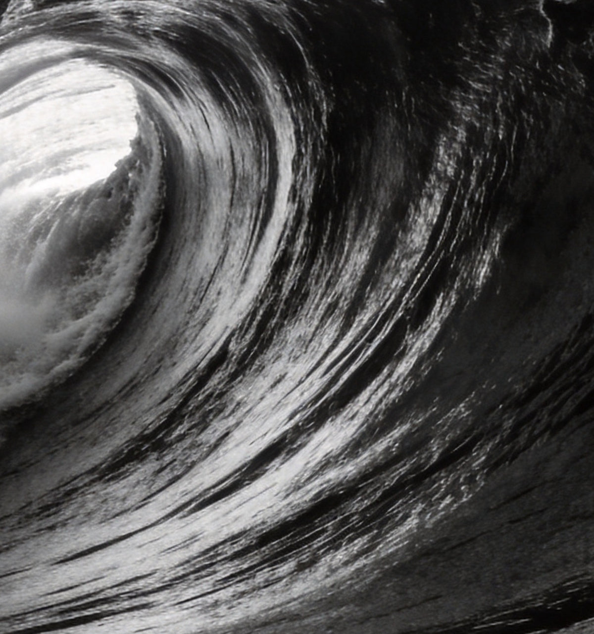 Détail : la paroi sombre de la vague, striée de reflets, et la lumière dans son creux