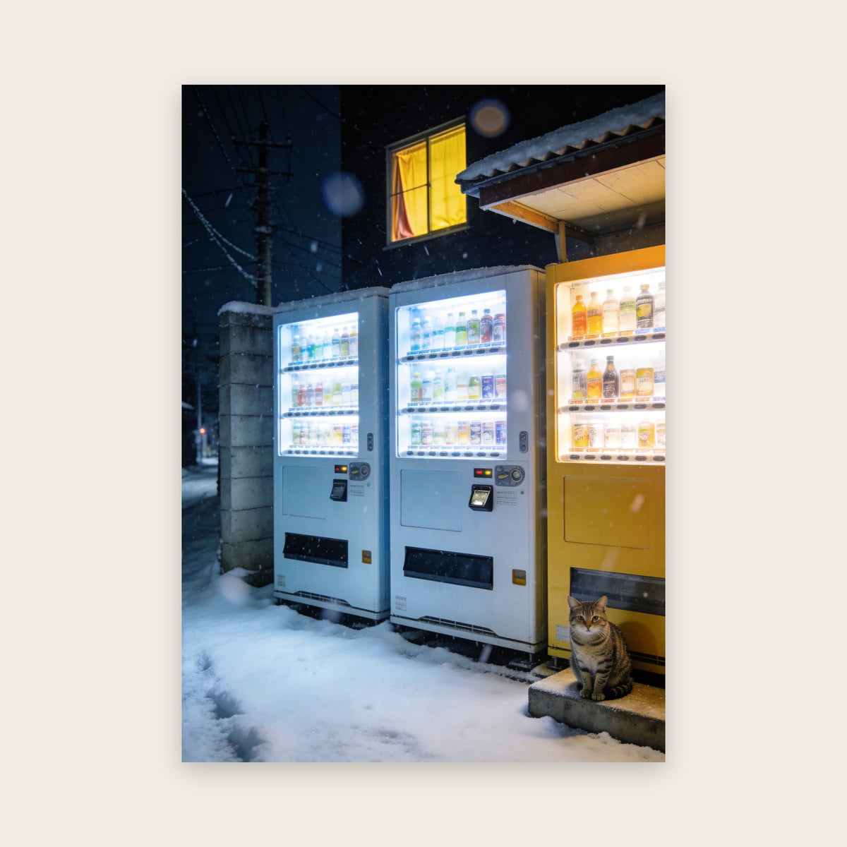Affiche Tokyo la nuit : ruelle enneigée, trois distributeurs de boissons éclairés et chat tigré assis de face sur une marche près du distributeur jaune