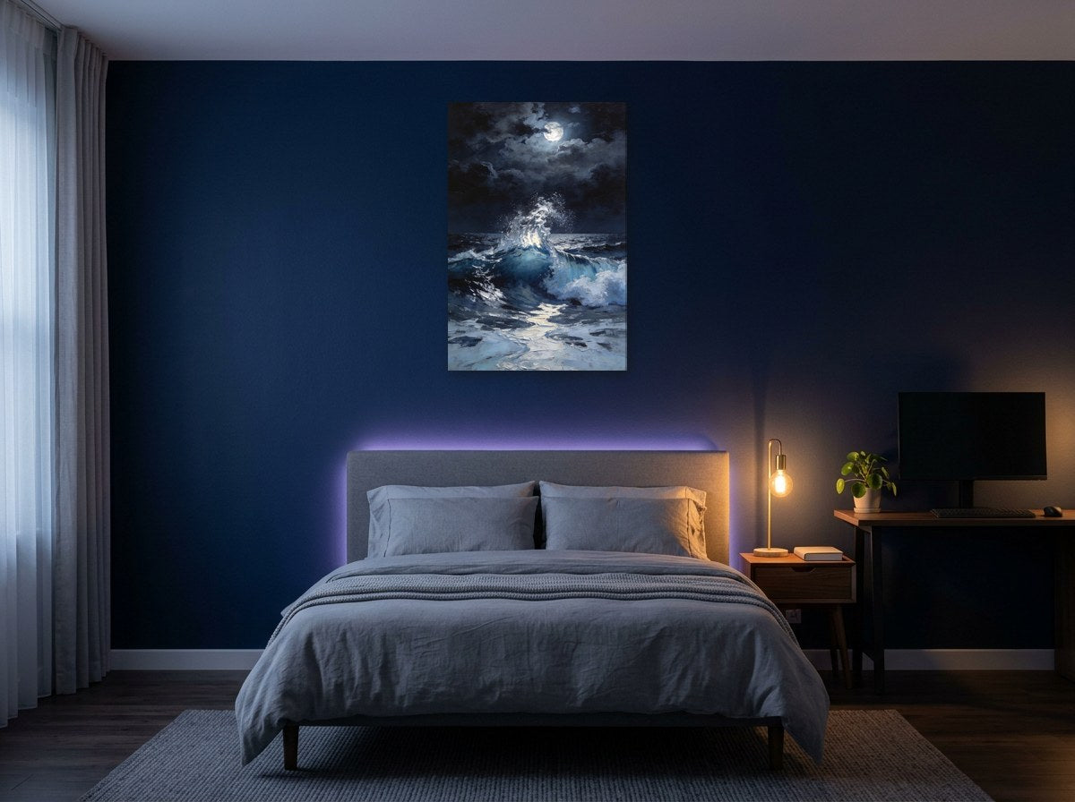 Mise en situation : toile « Nuit d'orage, huile » au-dessus d'un lit aux draps gris, sur le mur bleu nuit d'une chambre éclairée par une lampe de chevet