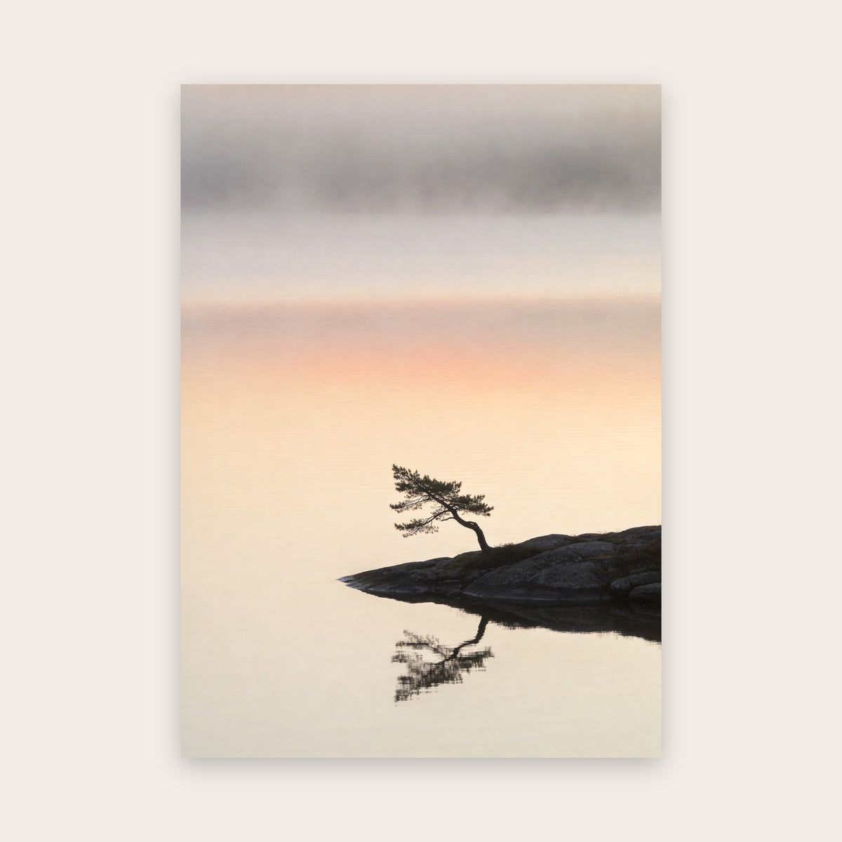 Affiche japandi au rendu photo : petit pin penché sur une pointe rocheuse, reflet dans une eau immobile, brume et lueur pêche à l’horizon