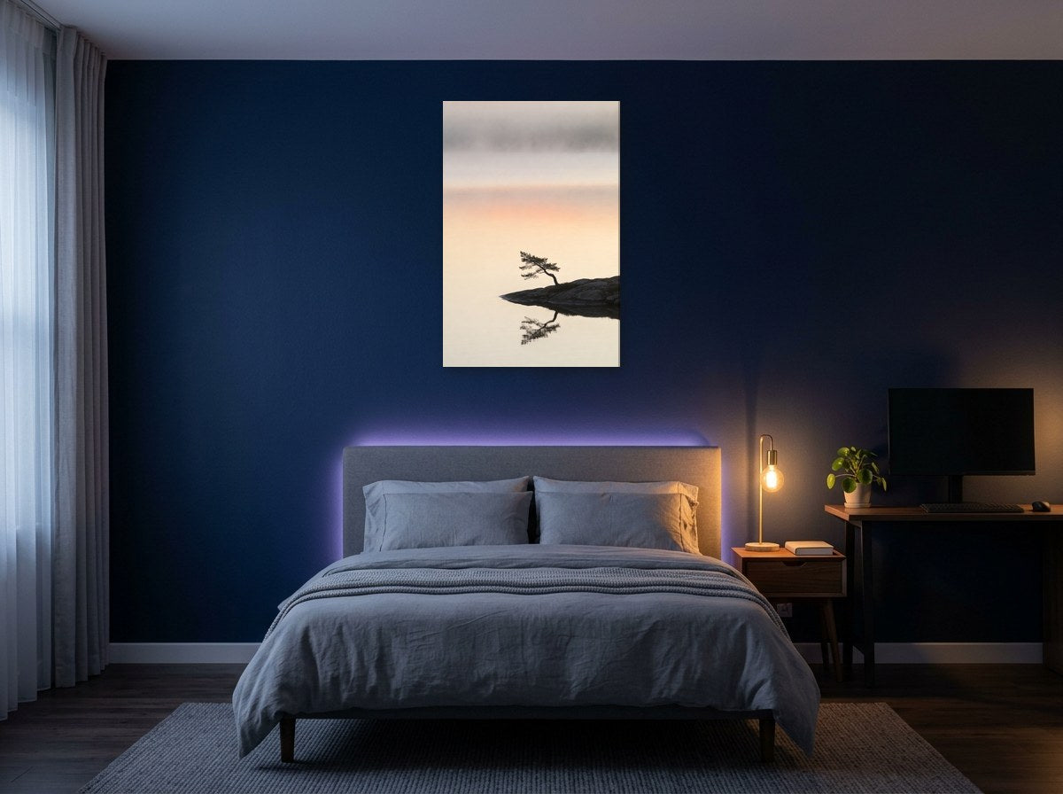 Mise en situation : toile « Pin sur la rive » au-dessus d'un lit aux draps gris, sur le mur bleu nuit d'une chambre éclairée par une lampe de chevet