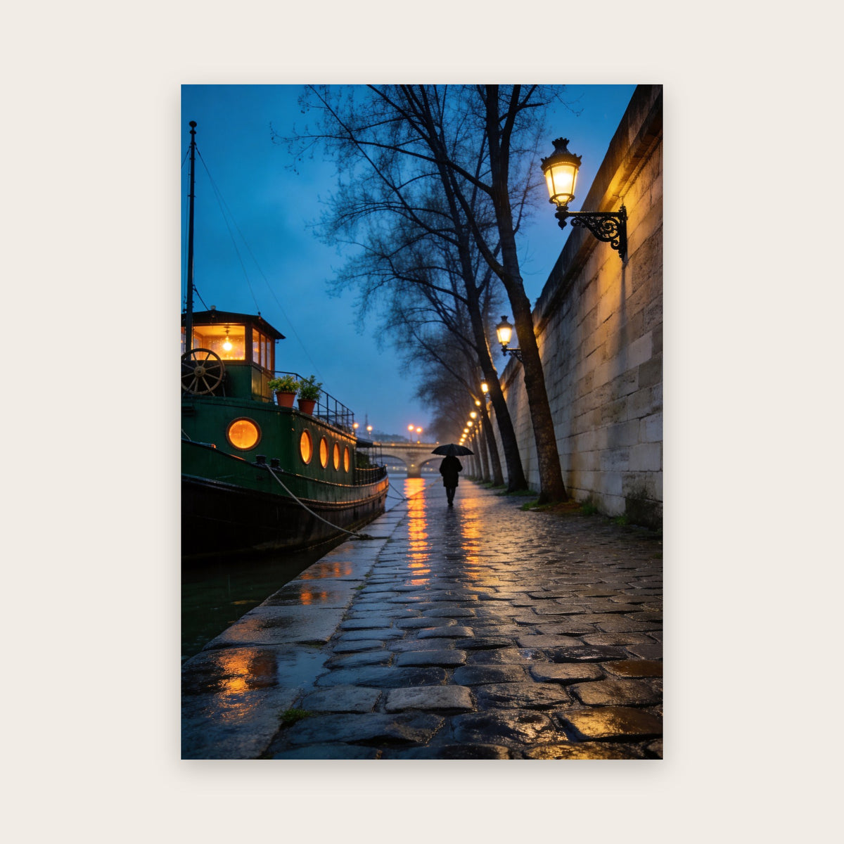 Affiche Paris sous la pluie à l'heure bleue : quai pavé mouillé, péniche verte aux hublots allumés et passant de dos sous un parapluie noir