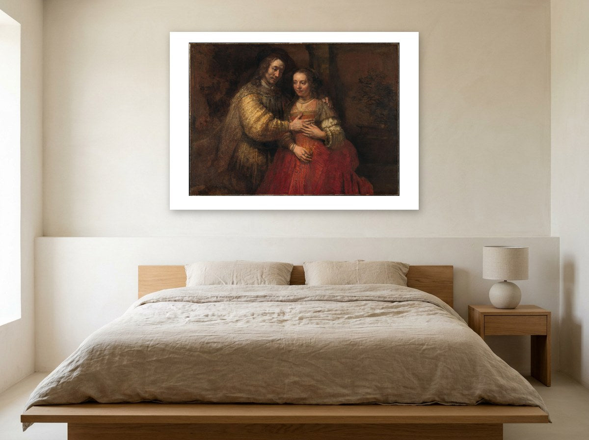 Mise en situation : affiche La Fiancée juive au mur crème d'une chambre, au-dessus d'un lit en bois clair au linge beige