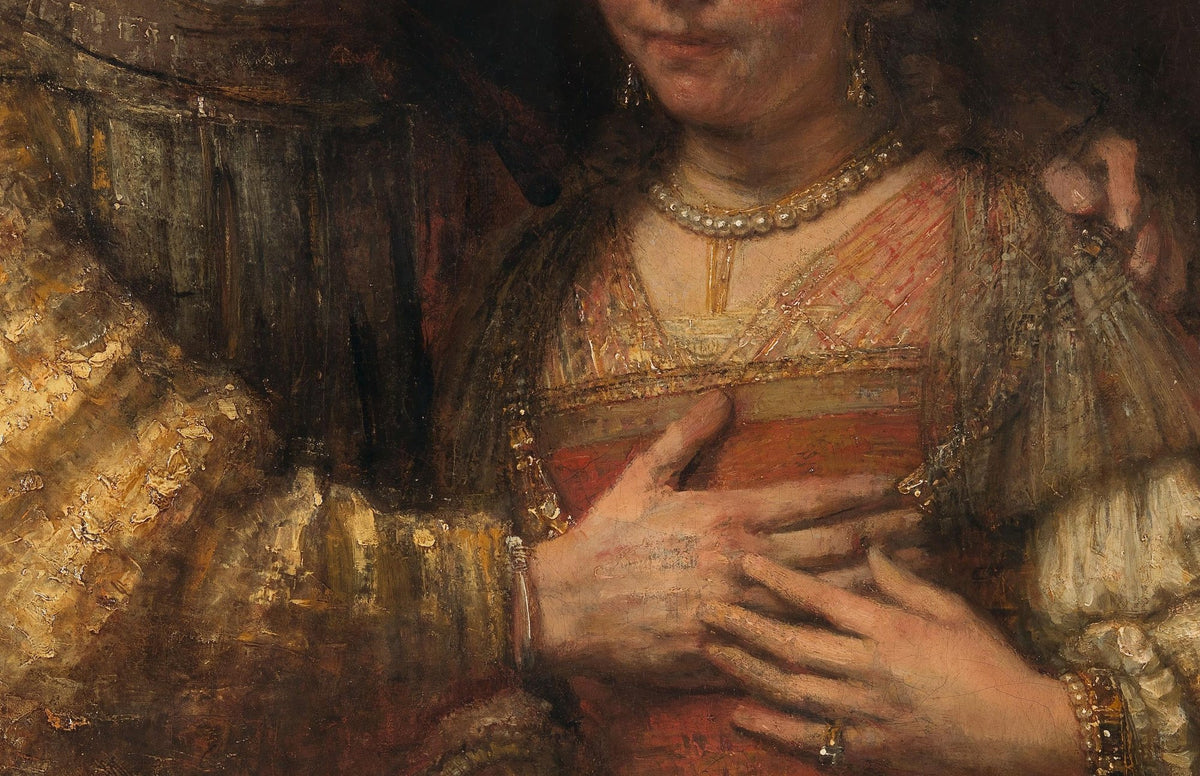 Détail de La Fiancée juive (Rembrandt) : main de l'homme sur le corsage brodé, collier de perles et bracelets