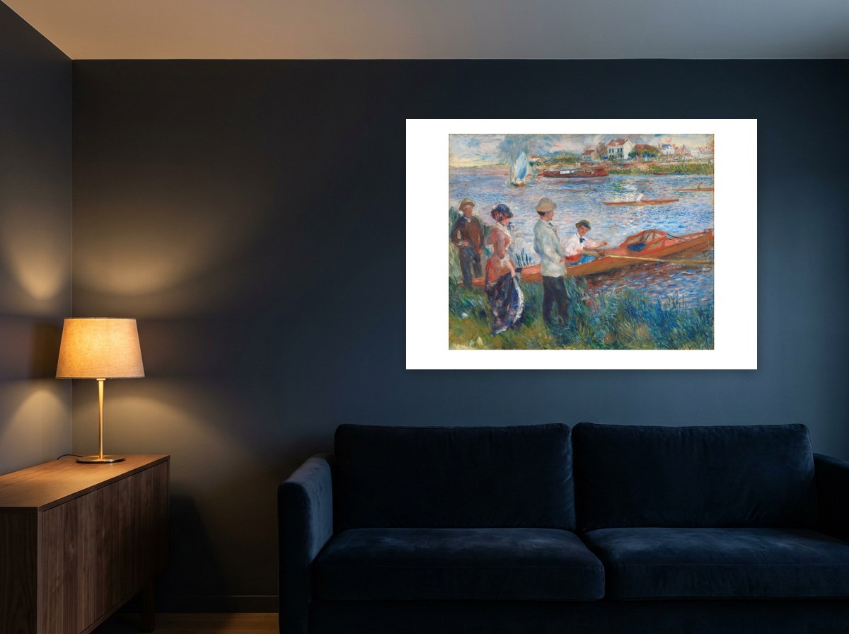 Mise en situation : affiche Canotiers à Chatou au mur bleu nuit d'un salon, au-dessus d'un canapé en velours bleu marine