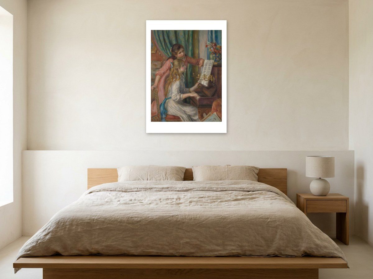 Mise en situation : affiche Jeunes filles au piano au mur crème d'une chambre, au-dessus d'un lit bas en bois clair