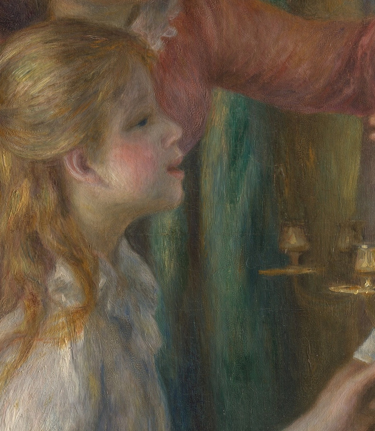 Détail de Jeunes filles au piano (Renoir) : profil de la jeune fille blonde, col blanc froncé, bougeoirs dorés