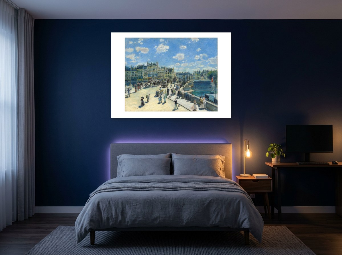 Mise en situation : affiche Le Pont-Neuf au mur bleu nuit d'une chambre, au-dessus d'un lit au linge gris-bleu