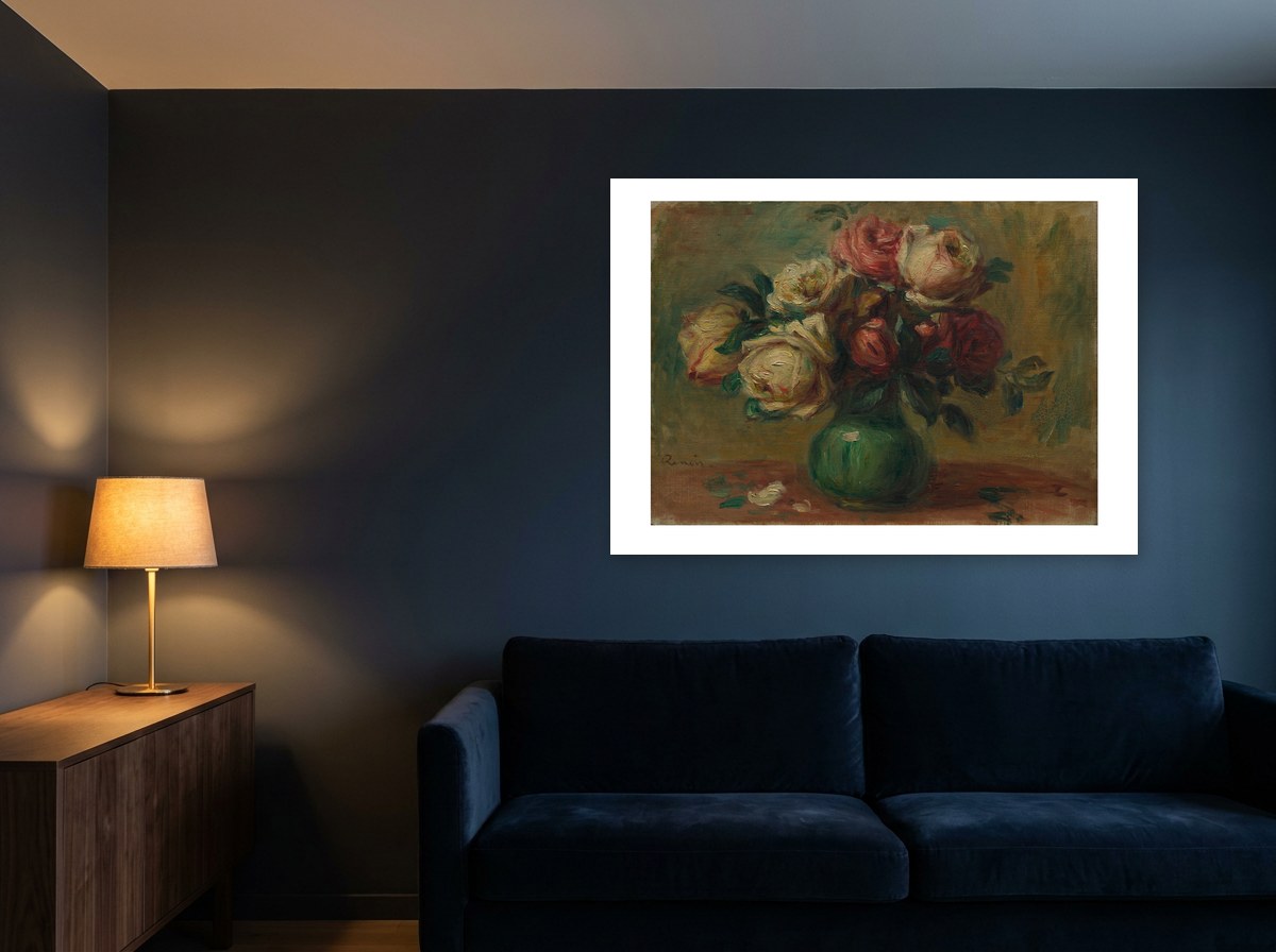 Mise en situation : affiche Roses dans un vase au mur bleu nuit d'un salon, au-dessus d'un canapé en velours bleu marine