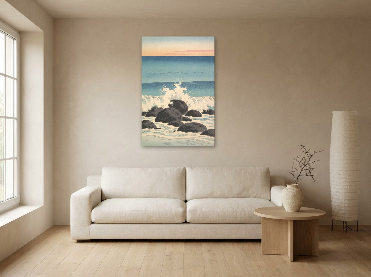 Mise en situation : toile « Embruns sur les rochers, estampe » au-dessus d'un canapé écru, sur le mur beige d'un salon japandi