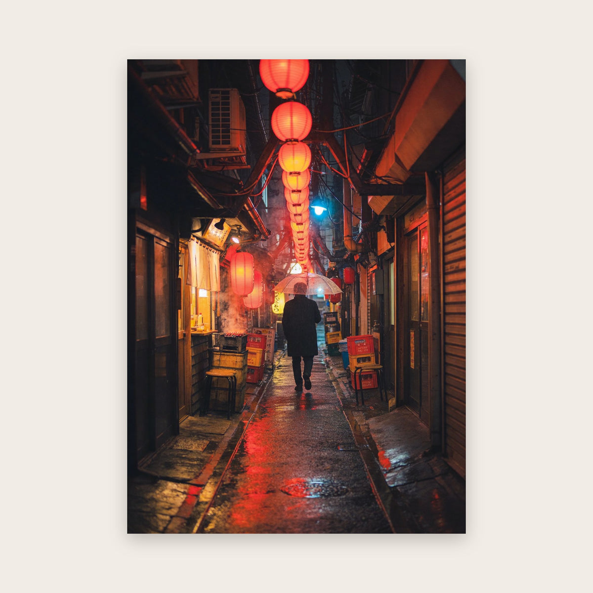 Affiche Tokyo la nuit : ruelle sous la pluie, file de lanternes rouges, grill fumant et passant de dos sous un parapluie transparent