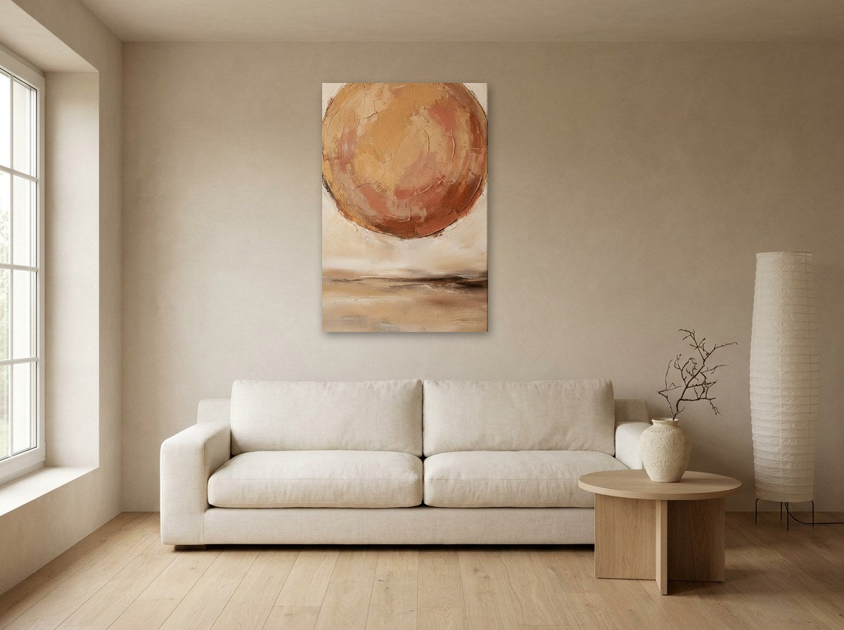 Tableau au disque couleur argile et horizon de sable accroché au mur d'un intérieur japandi aux tons naturels et bois clair