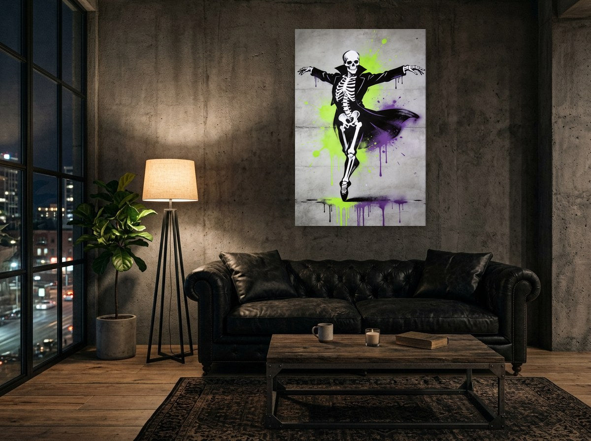 Mise en situation : toile « Le Squelette danseur » sur le mur de béton d'un loft, au-dessus d'un canapé chesterfield en cuir noir