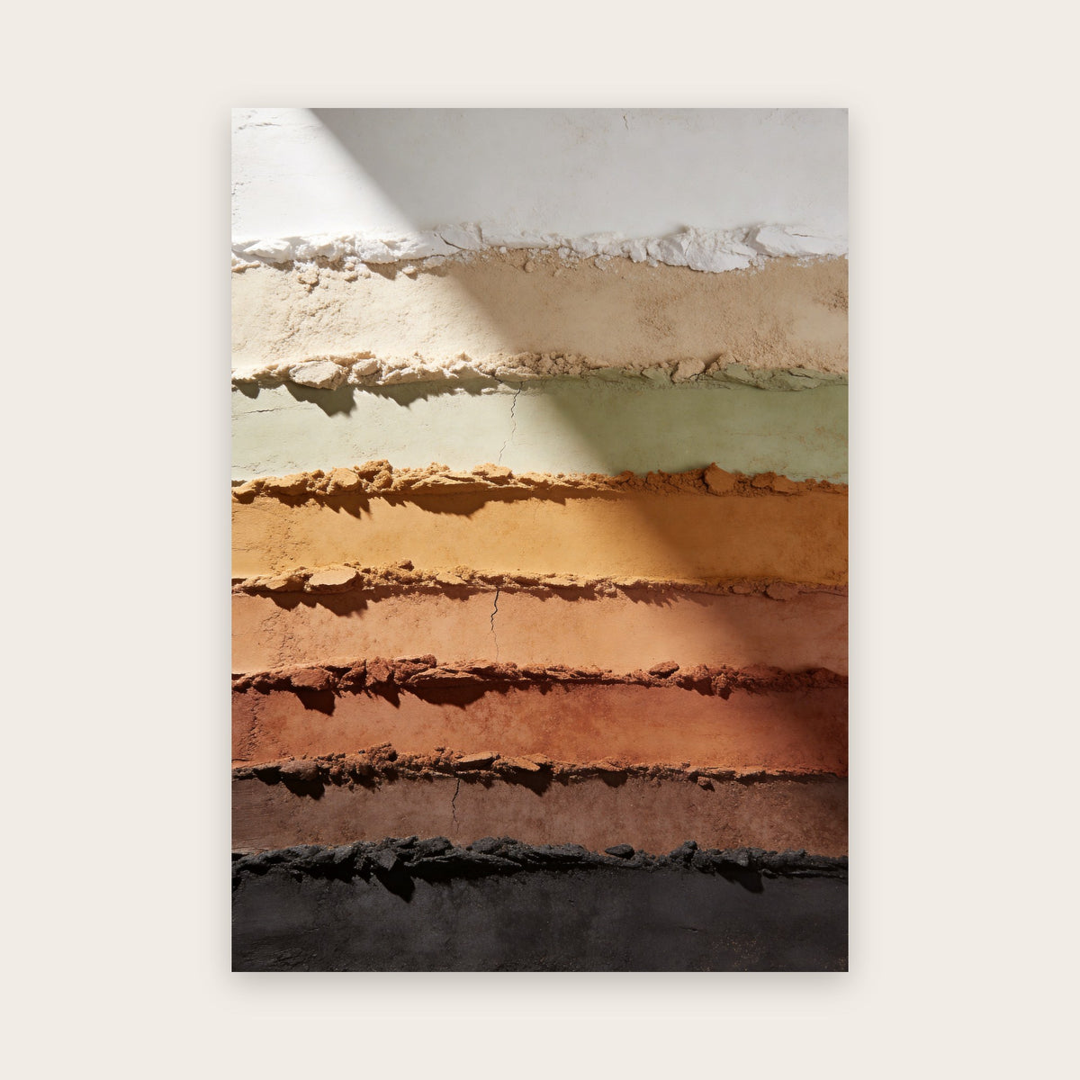 Affiche wabi-sabi : strates de matière superposées, blanc craie, sable, sauge, ocre, terracotta, brun et noir, sous un rai de lumière diagonal
