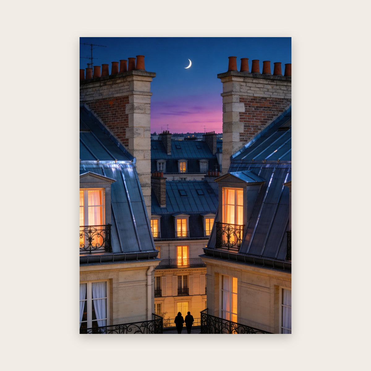 Affiche Paris à l'heure bleue : toits de zinc et lucarnes éclairées entre deux cheminées, croissant de lune sur un ciel cobalt et rose