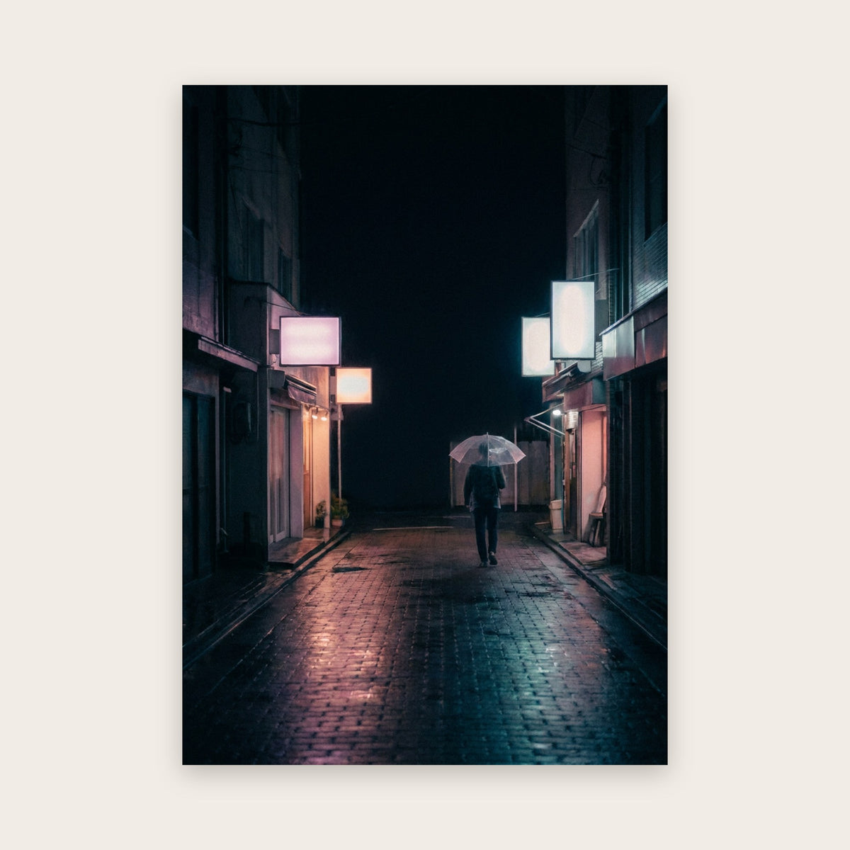 Tableau Tokyo : ruelle de nuit sous la pluie, pavés mouillés aux reflets rose et bleu-vert, passant de dos sous un parapluie transparent