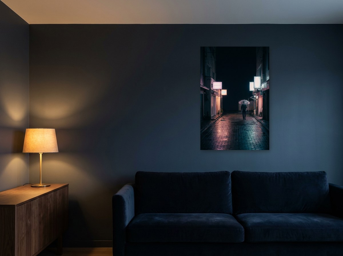 Mise en situation : ruelle de Tokyo la nuit sous la pluie, reflets rose et bleu-vert, tableau accroché au mur d'un intérieur