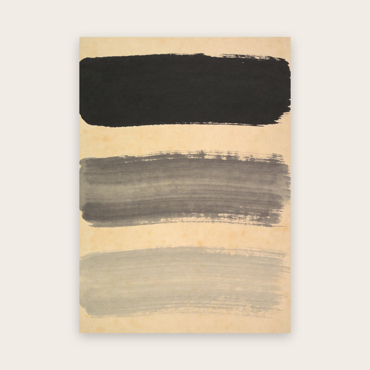 Affiche japandi noir et blanc : trois larges traits de pinceau horizontaux, noir, gris et gris pâle, sur papier beige