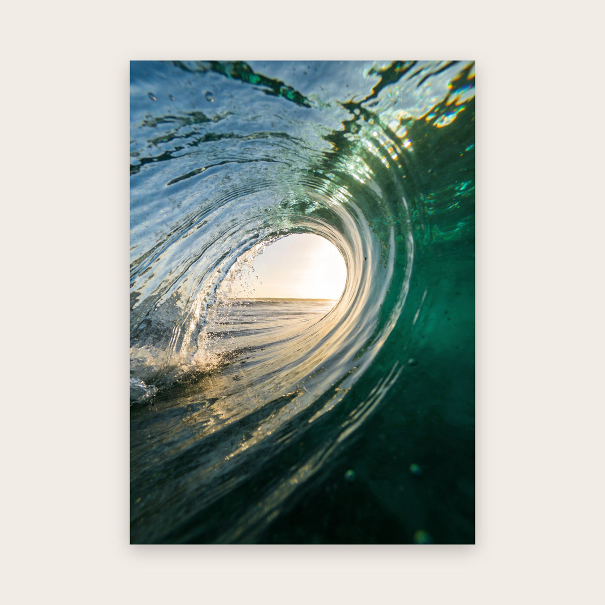 Affiche vague vue de l'intérieur : tunnel d'eau émeraude et turquoise qui s'enroule vers une ouverture baignée de lumière dorée