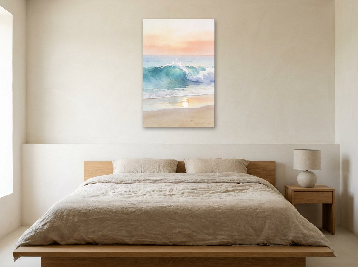 Mise en situation : toile « Aube sur la plage, aquarelle » au-dessus d'un lit en lin beige, dans une chambre aux murs crème